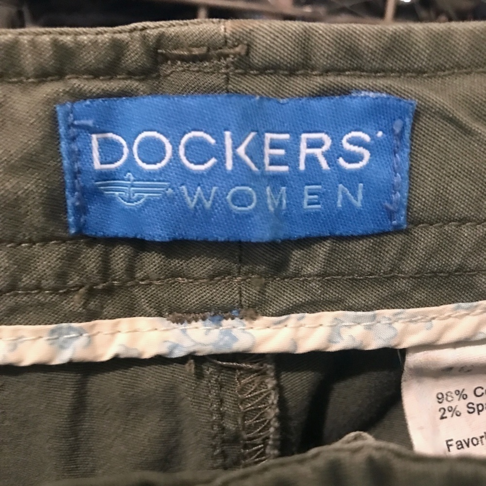 Dockers for Women Favorite Fit Cropped Cargo Pants Green - Picture 2 of 11